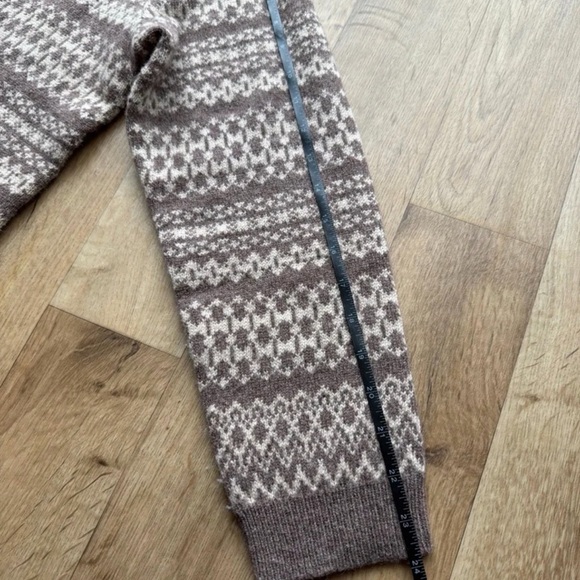 100% Lambswool WoolOvers V-Neck Cardigan - Picture 9 of 10